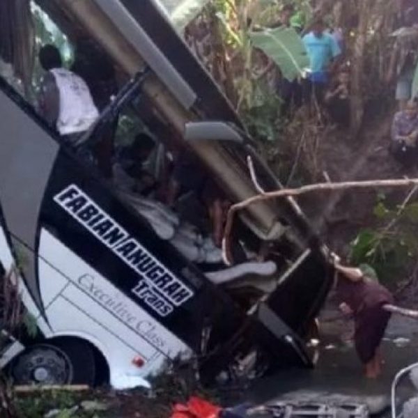 Bus Angkut Rombongan Guru TK dan Pengawas Terjun Sungai, 5 Orang Tewas