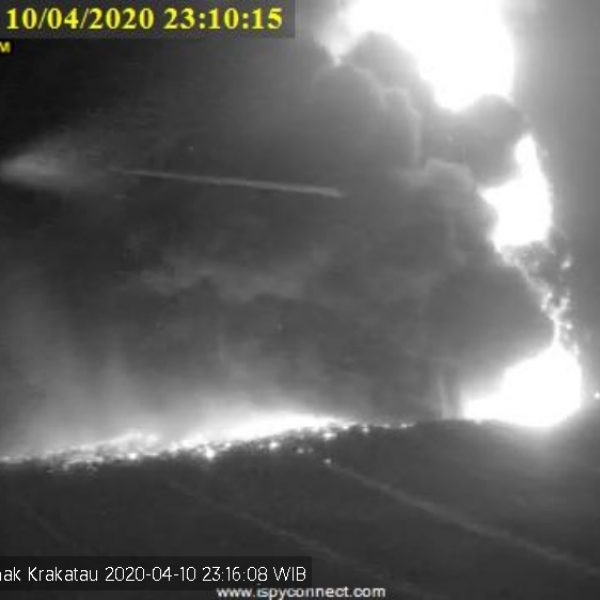 Gunung Anak Krakatau dan Merapi Erupsi pada Jumat Agung