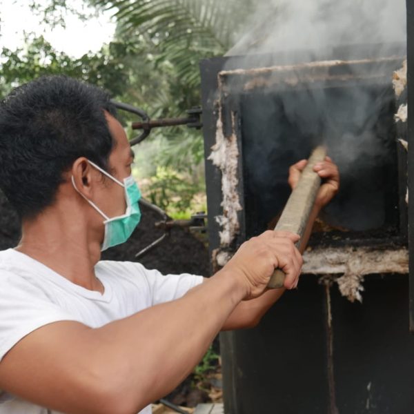 Penyuluh Kehutanan dan Bakti Rimbawan Kembangkan Asap Cair Bahan Baku Disinfektan