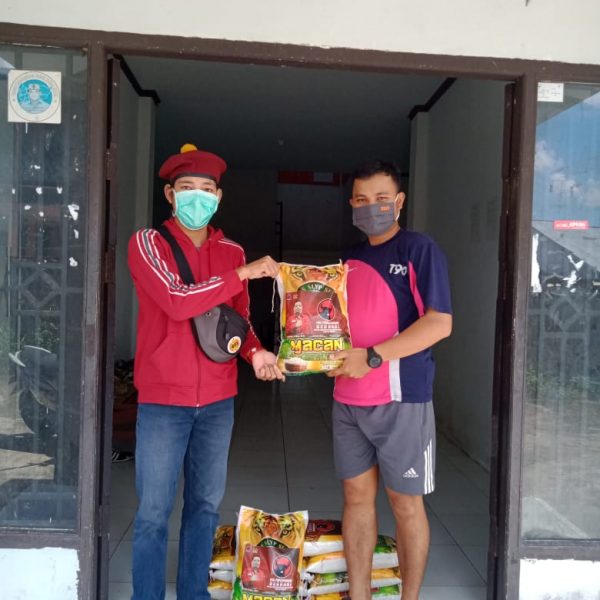 DPD PDIP Kalbar Gandeng PMKRI Pontianak Salurkan Beras Kepada Asrama Mahasiswa Daerah