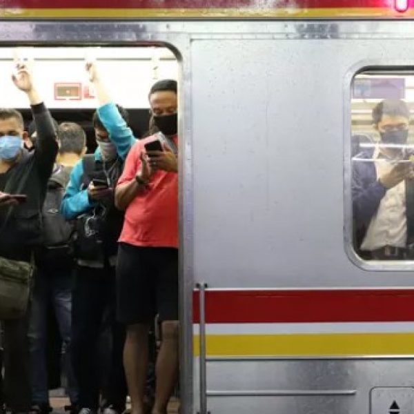 KRL Tetap Beroperasi, Menhub: Rakyat Kecil Masih Harus Bekerja