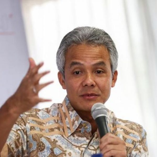 Ganjar Saat Serahkan Bansos: Mudah-Mudahan Pengelola Punya Integritas