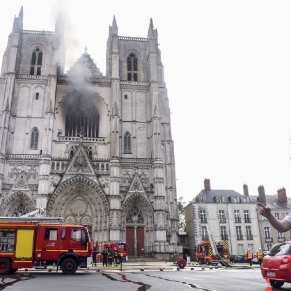 Saksi Bisu Revolusi Prancis Hancur Terbakar, Relawan Didakwa Jadi Pelaku