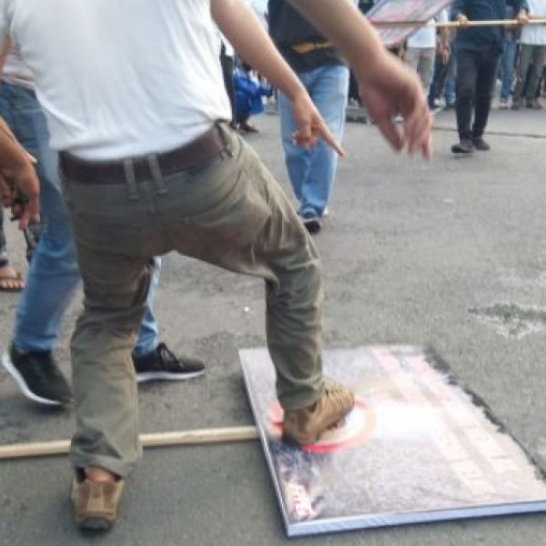 Tolak Kedatangan Imam Besar FPI di Medan, Massa FPP Injak Poster Rizieq Shihab