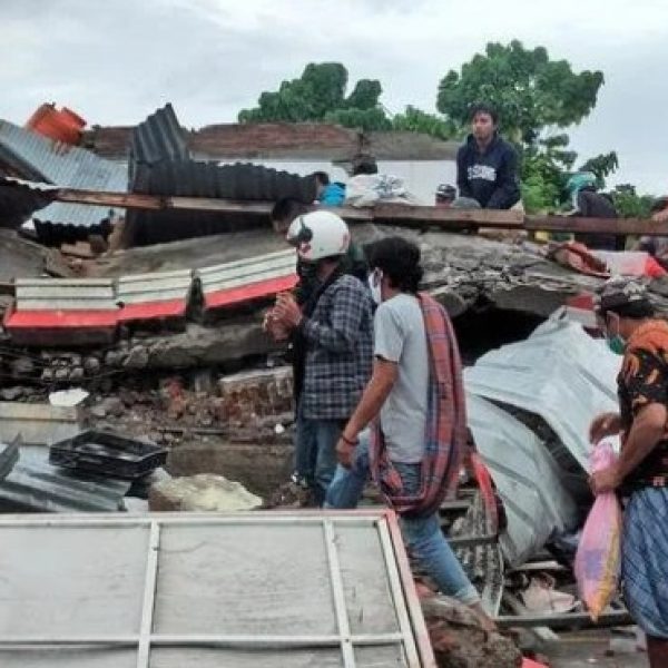 Tinjau Lokasi Gempa Mamuju, Menkes Budi: Terima Kasih Dokter dan Perawat