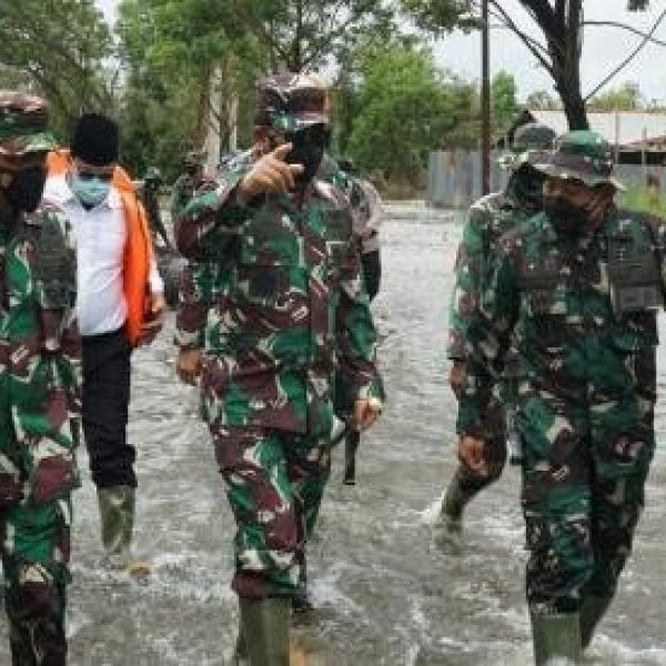 Tinjau Banjir di Kalsel, Panglima TNI: Evakuasi dan Pencarian Korban Terus Dilanjutkan