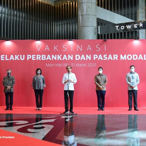 Presiden Jokowi Tinjau Vaksinasi Massal bagi Petugas Publik di Sektor Perbankan dan Pasar Modal