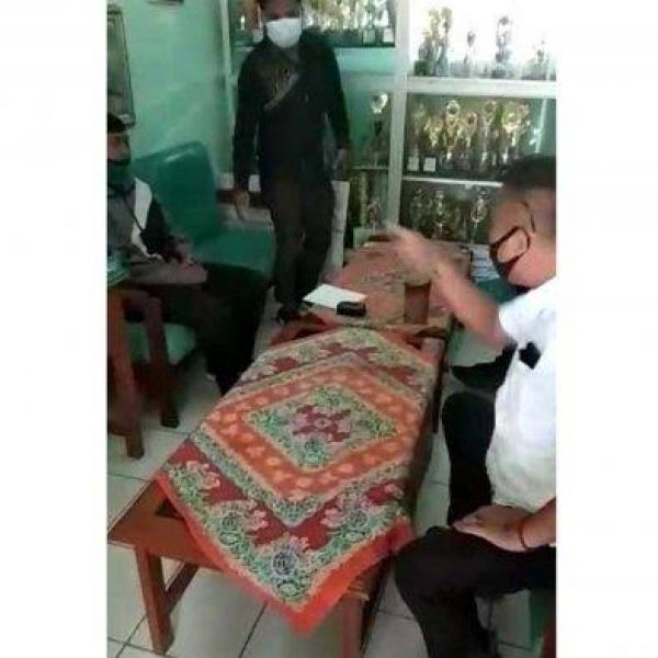 Posting Jalan Rusak, Guru di Sukabumi Kena “Semprot” Perangkat Desa
