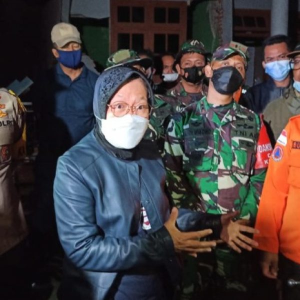 Tak Kenal Lelah, Risma Langsung Temui Korban Gempa Malang Setiba dari NTT