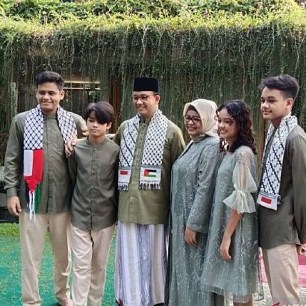 Lebaran Ala Anies: Gunakan Sorban Berbendera Indonesia-Palestina