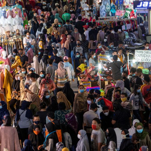 Pengunjung Pasar Tanah Abang Tembus 100.000, Begini Respon Anies