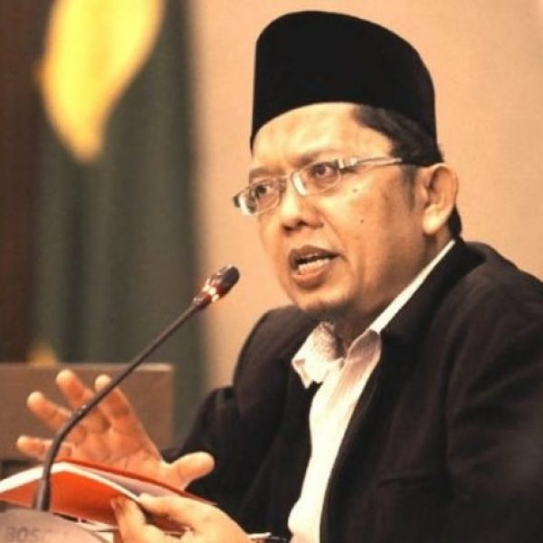 Ustaz Alfian Tanjung: Negeri Kita dalam Cengkraman Salib dan Palu Arit Komunis