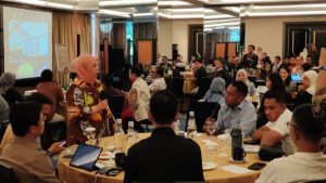 Fitriani berdialog dengan peserta pelatihan asal NTT.