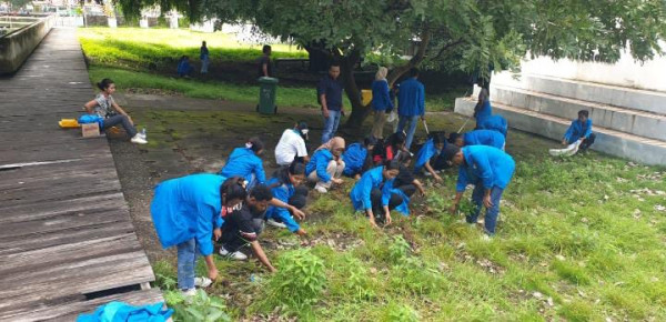 Wujud Pengabdian Masyarakat, Mahasiswa FKIP Unflor Bersihkan Taman Renungan Bung Karno