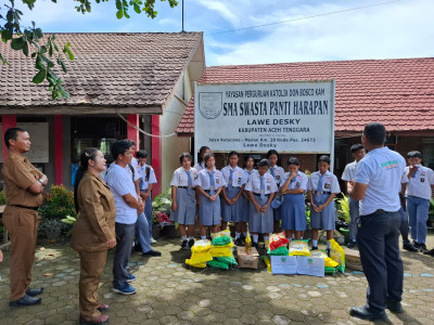 Penyerahan bantuan ALPHA melalui PK Komda Aceh di SMA Panti Harapan Lawe Desky Aceh Tenggara