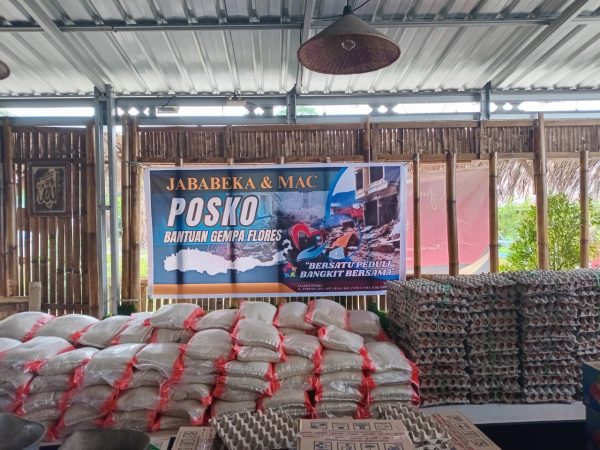 Gandeng CEO PT Jababeka, Mantan Bupati Ende Djafar Ahmad Salurkan Ribuan Paket Sembako untuk Korban Gempa