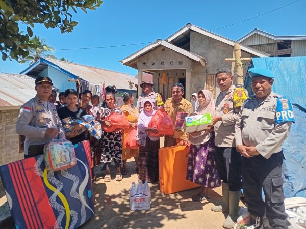 Polsek Wolowaru Salurkan Bantuan Gempa Flores, Sasar Kelompok Rentan dan Bayi di Desa Rindiwawo