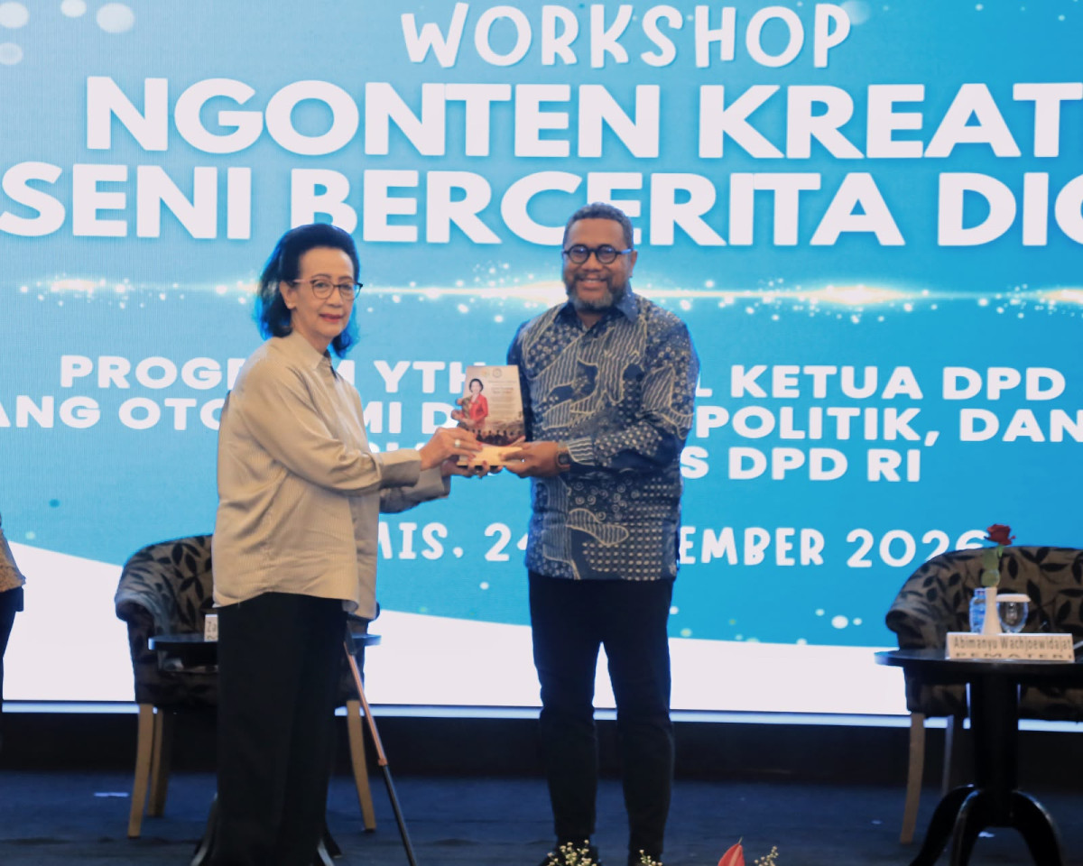 GKR Hemas menerima cinderamata dari perwakilan FOKUS DPD RI, Albion.