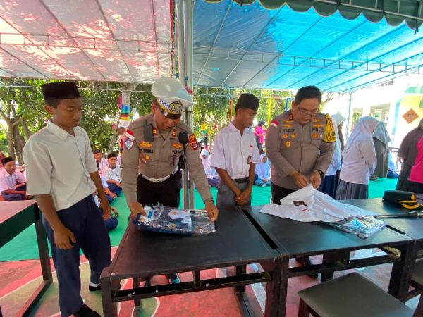 Polres Ende dan Bhayangkari Salurkan Bantuan Pusat untuk 91 Santri Pesantren Walisanga