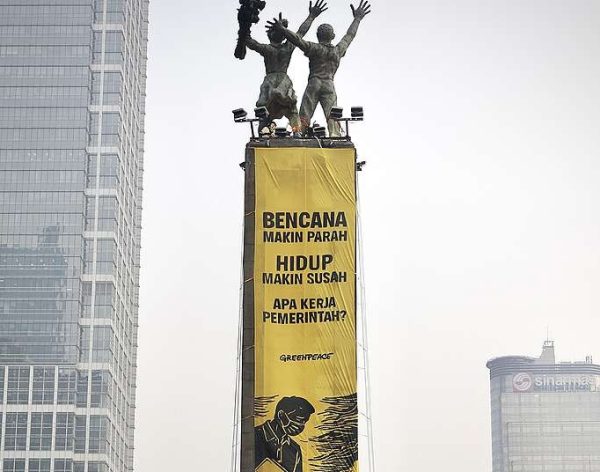 Aksi di Patung Selamat Datang, Greenpeace Indonesia Soroti Dampak Krisis Iklim Dua Tahun Prabowo-Gibran